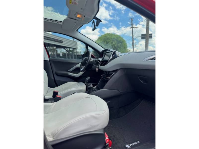 PEUGEOT - 208 - 2015/2016 - Vermelha - R$ 47.900,00