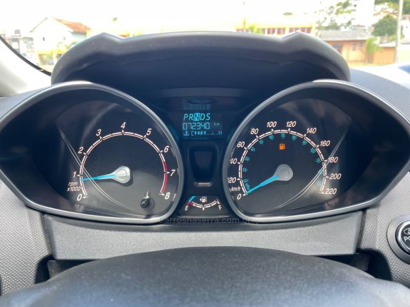 FORD - FIESTA - 2015/2016 - Branca - R$ 55.900,00