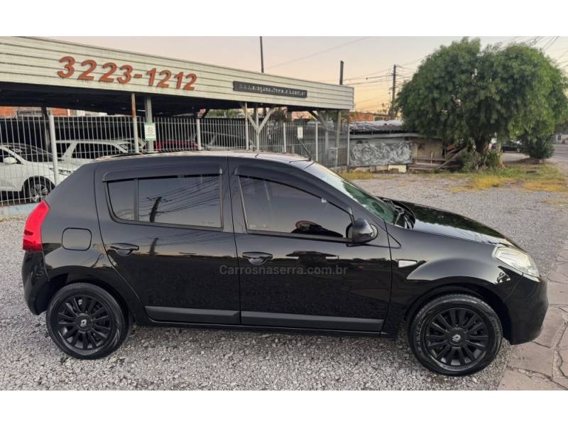 RENAULT - SANDERO - 2012/2013 - Preta - R$ 35.900,00