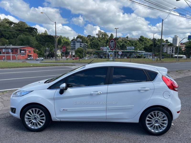 FORD - FIESTA - 2015/2016 - Branca - R$ 55.900,00