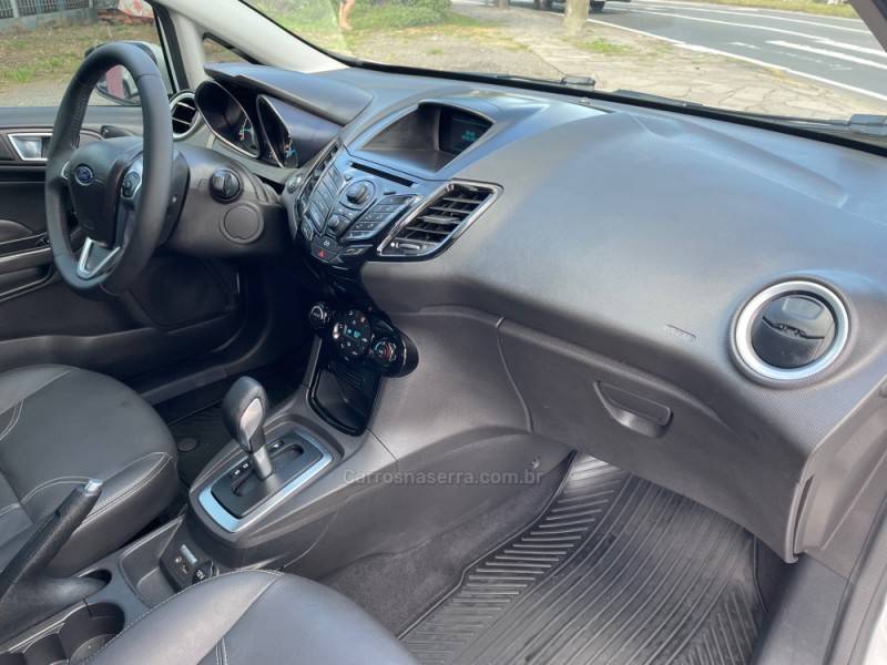 FORD - FIESTA - 2015/2016 - Branca - R$ 55.900,00