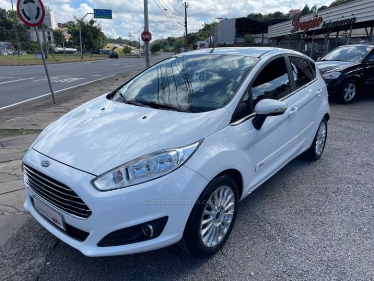 FORD - FIESTA - 2015/2016 - Branca - R$ 55.900,00