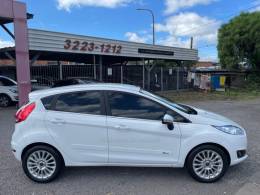 FORD - FIESTA - 2015/2016 - Branca - R$ 55.900,00