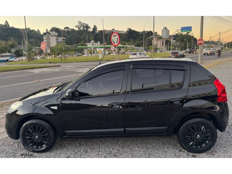 RENAULT - SANDERO - 2012/2013 - Preta - R$ 35.900,00